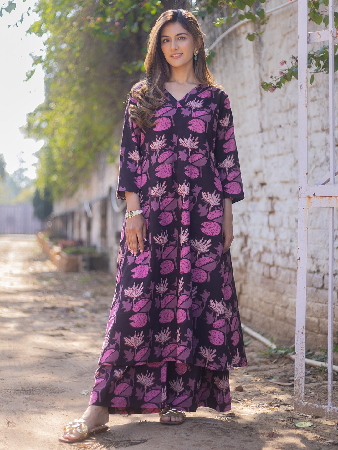 

DIMPLE DESIGN STUDIO Floral Printed Flared Pure Cotton V-Neck Anarkali Kurta With Pant, Purple