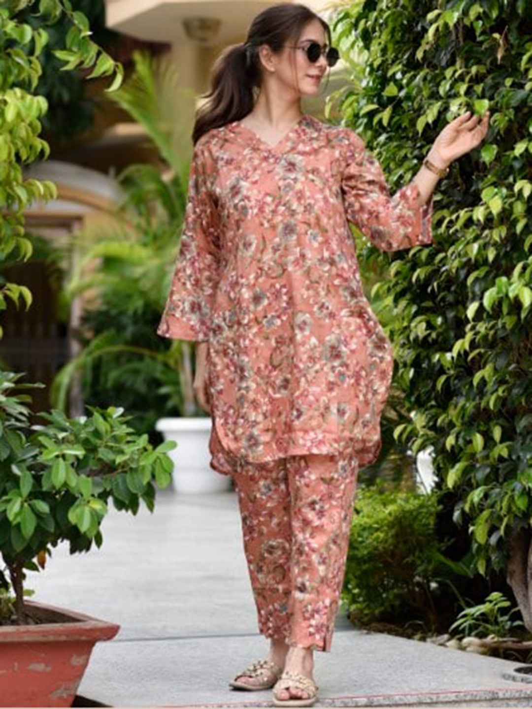 

DIMPLE DESIGN STUDIO Floral Printed Pure Cotton Kurta With Trousers, Peach