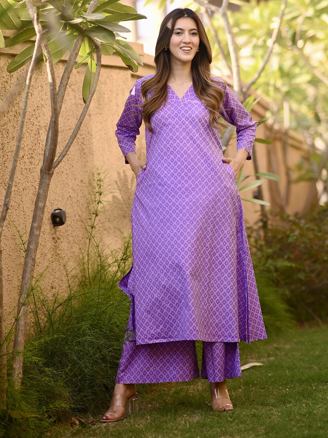 

DIMPLE DESIGN STUDIO Bandhani Printed Pure Cotton V-Neck Straight Kurta With Pant, Purple