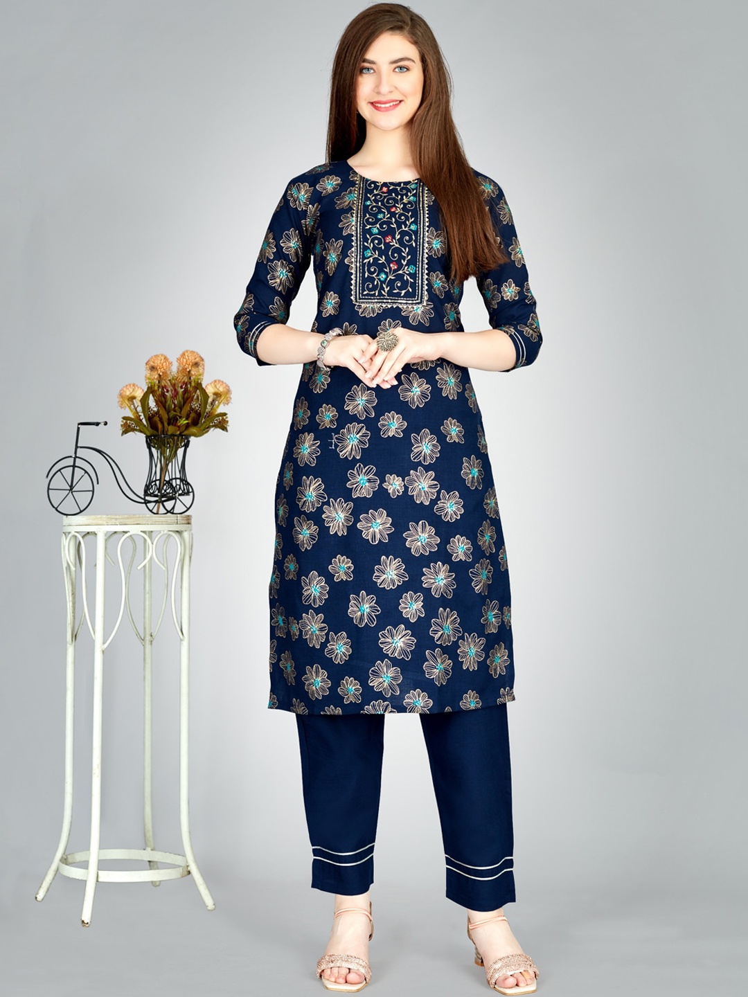 

ARADHNA Floral Printed Thread Work Kurta with Trousers, Blue