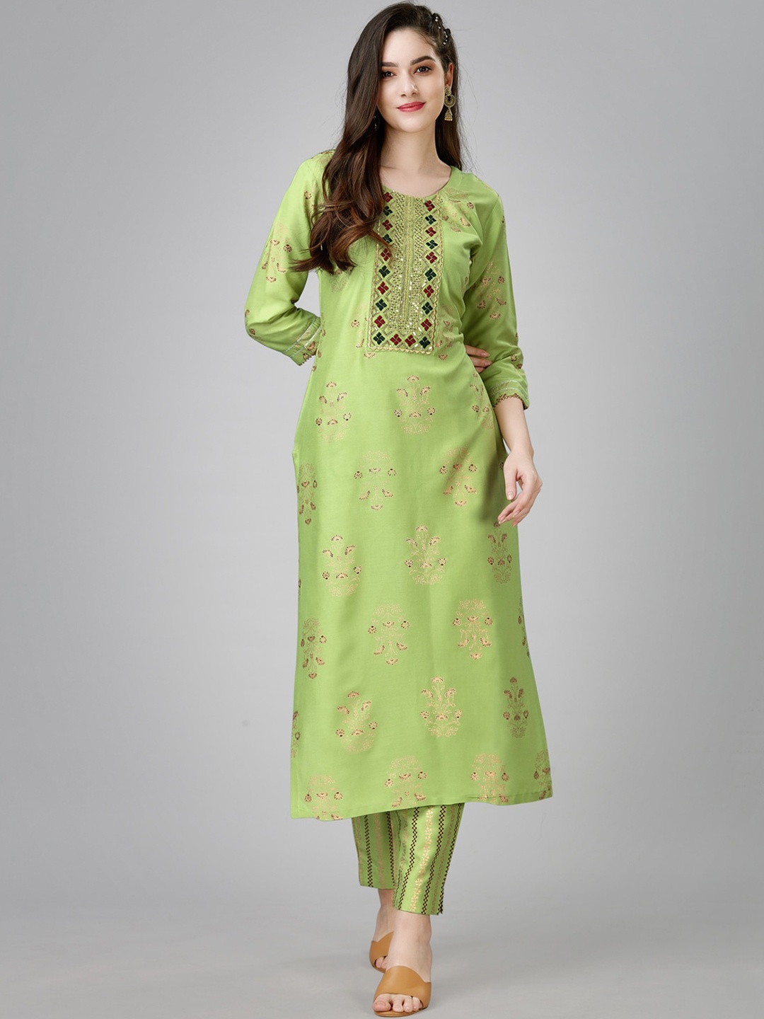 

ARADHNA Floral Yoke Design Regular Kurta with Churidar, Green