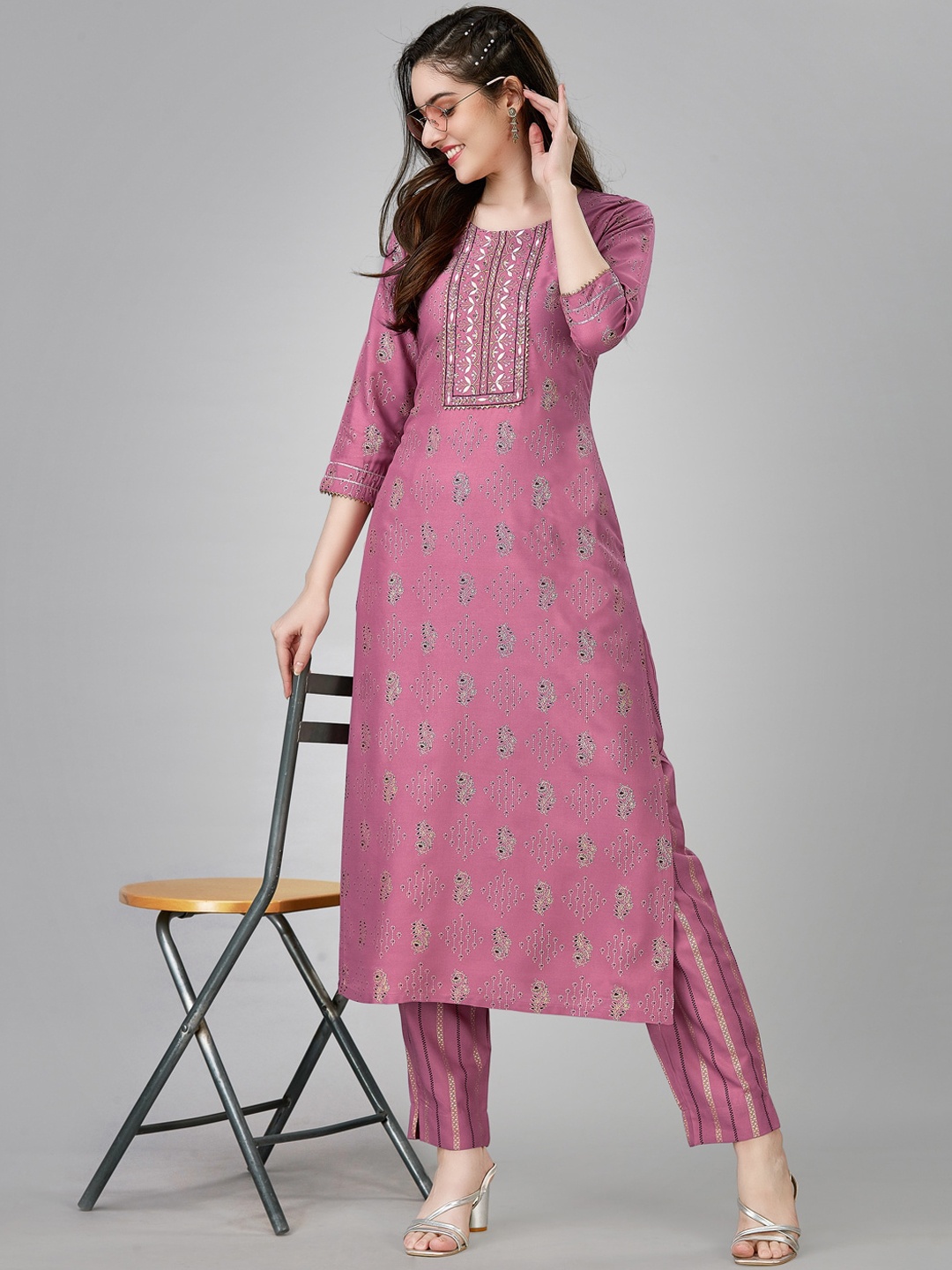 

ARADHNA Ethnic Motifs Pinted Thread Work Detail Straight Kurta with Trousers, Purple