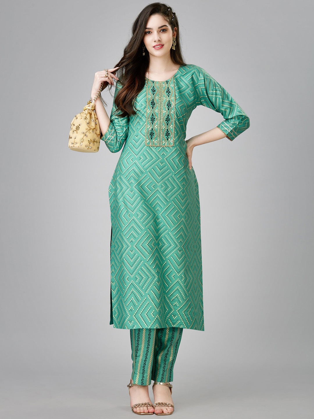 

ARADHNA Geometric Printed Gotta Patti Straight Kurta With Trousers, Green
