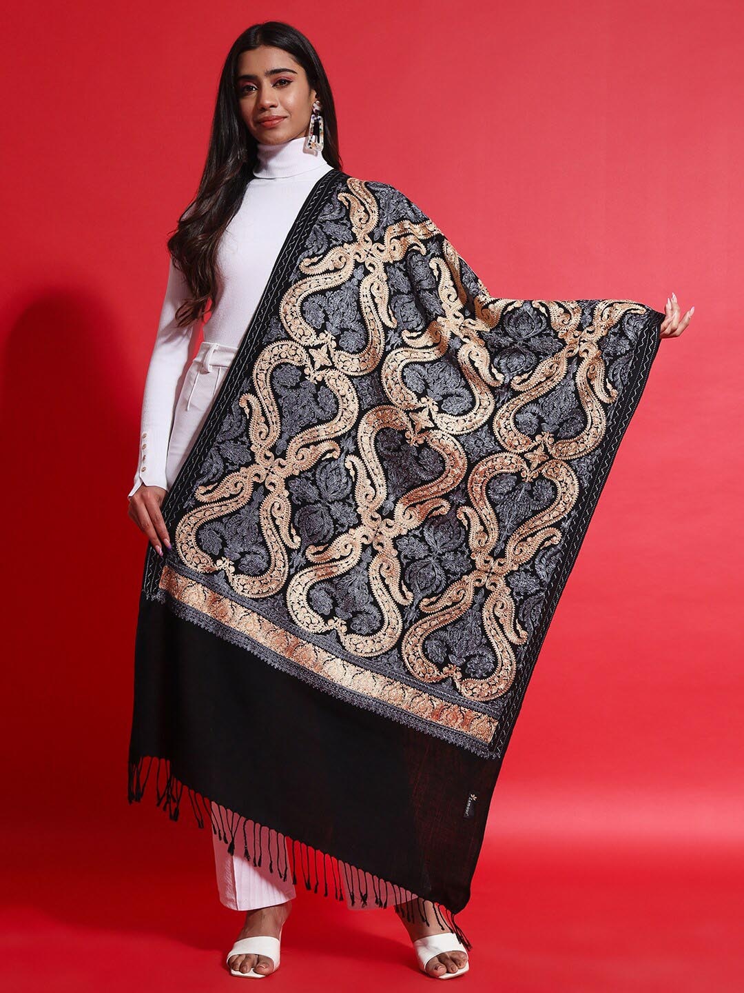 

Zamour Embroidered Fine Woollen Shawl, Black
