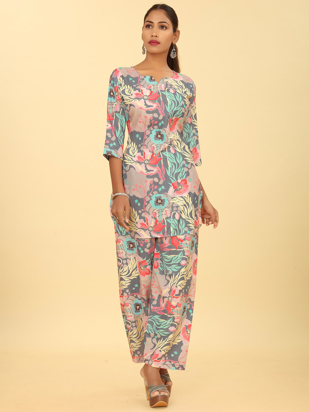 

Punrwa Flower Printed V-Neck High-Low Kurta With Trousers, Grey