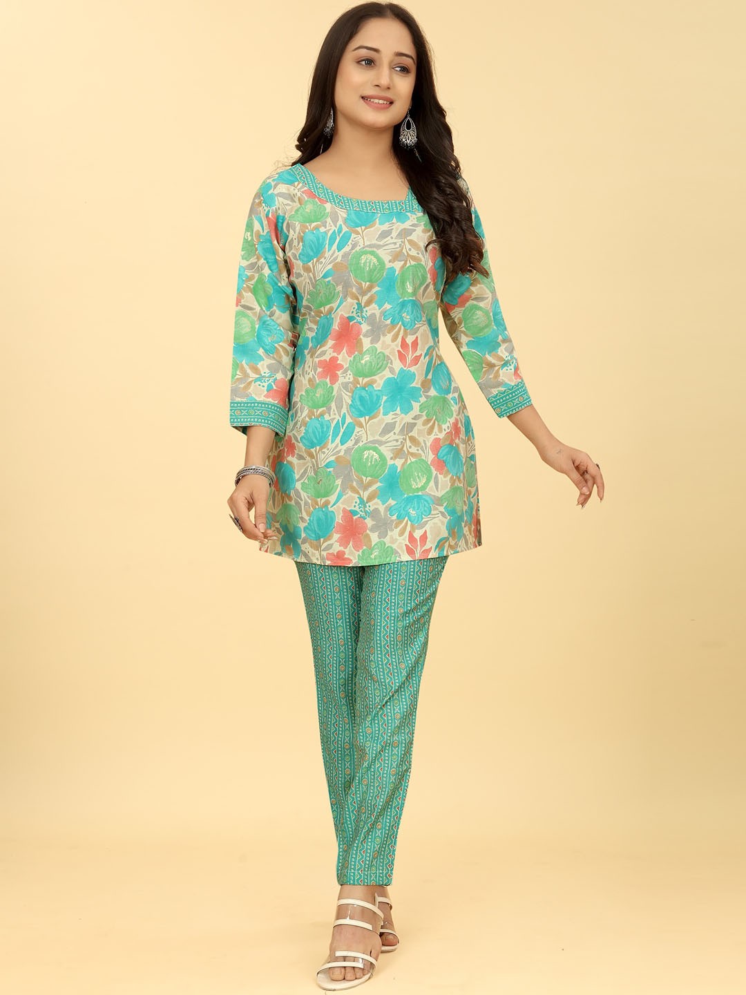 

Punrwa Floral Printed Asymmetric Neck Kurti With Trousers, Green