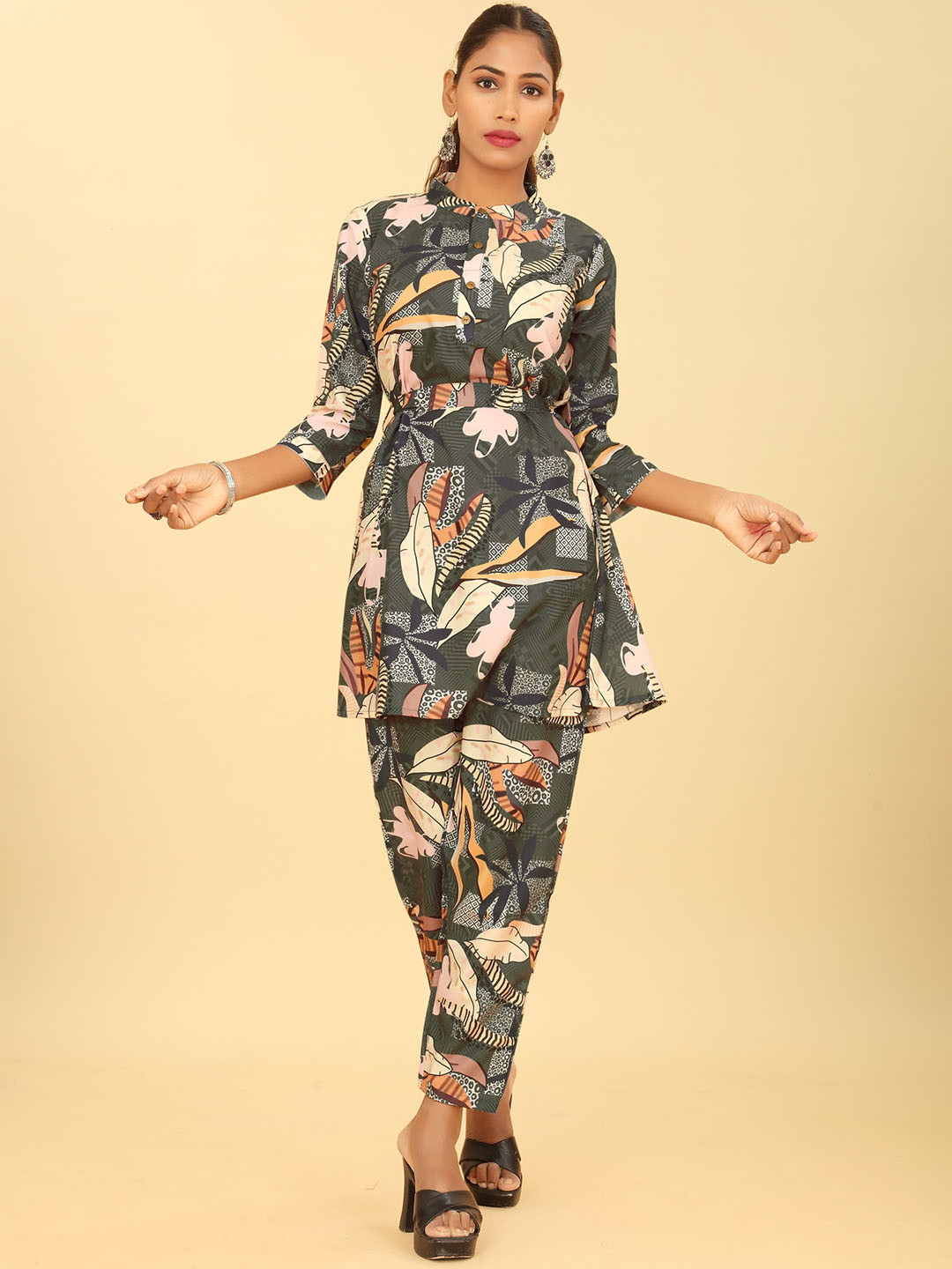 

Punrwa Floral Printed Tunic With Trousers, Green