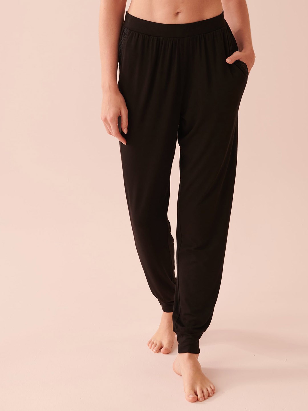 

La Vie en Rose Women Mid-Rise Lounge Jogger, Black