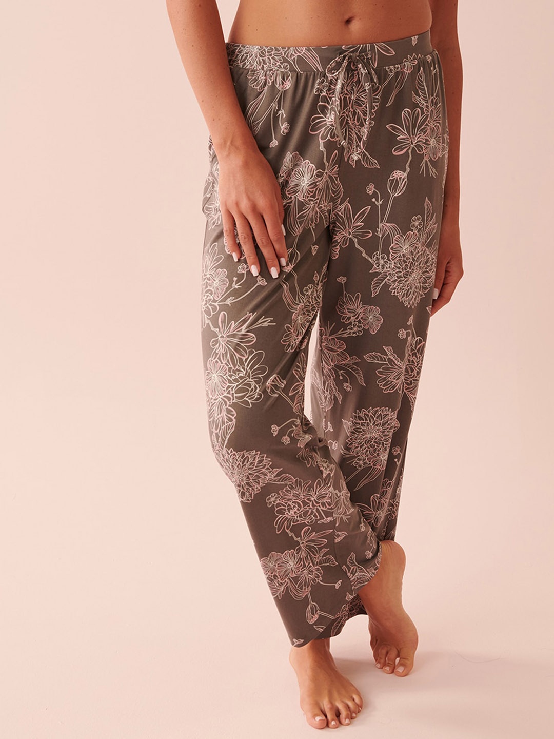 

La Vie en Rose Women Mid-Rise Floral Printed Lounge Pant, Grey