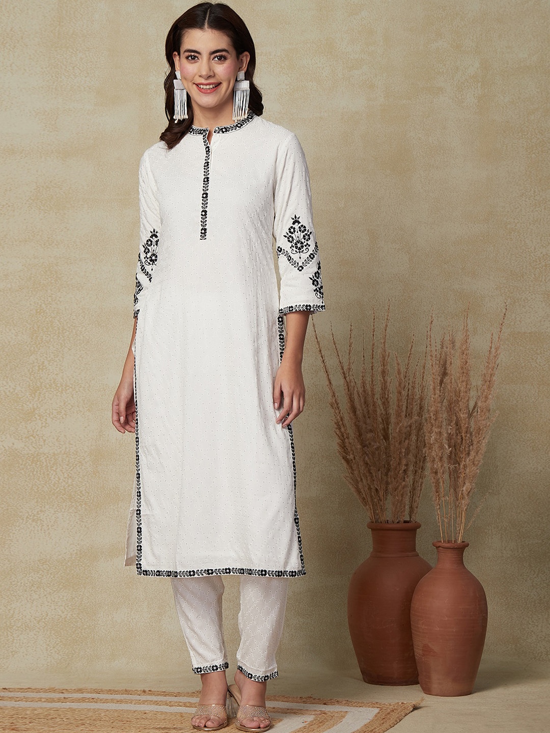 

FASHOR Floral Embroidered Regular Thread Work Kurta with Trousers, Off white