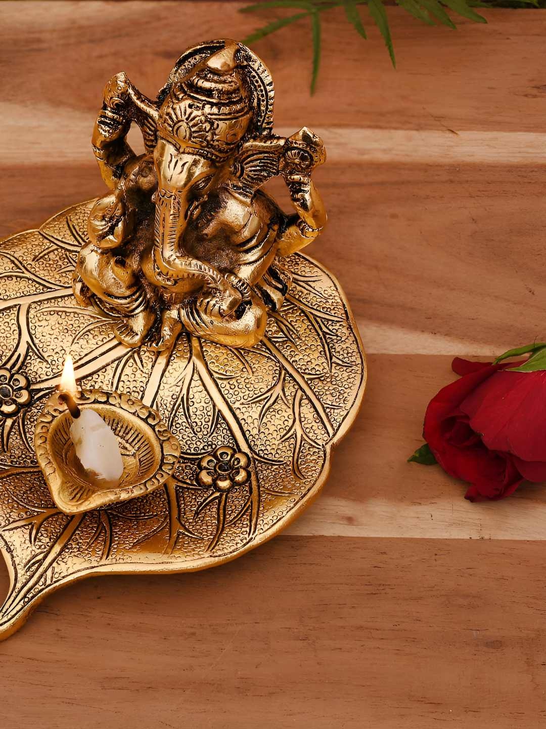 

INTERNATIONAL GIFT Gold Toned Ganesh Idol & Velvet Box Home Gift Sets