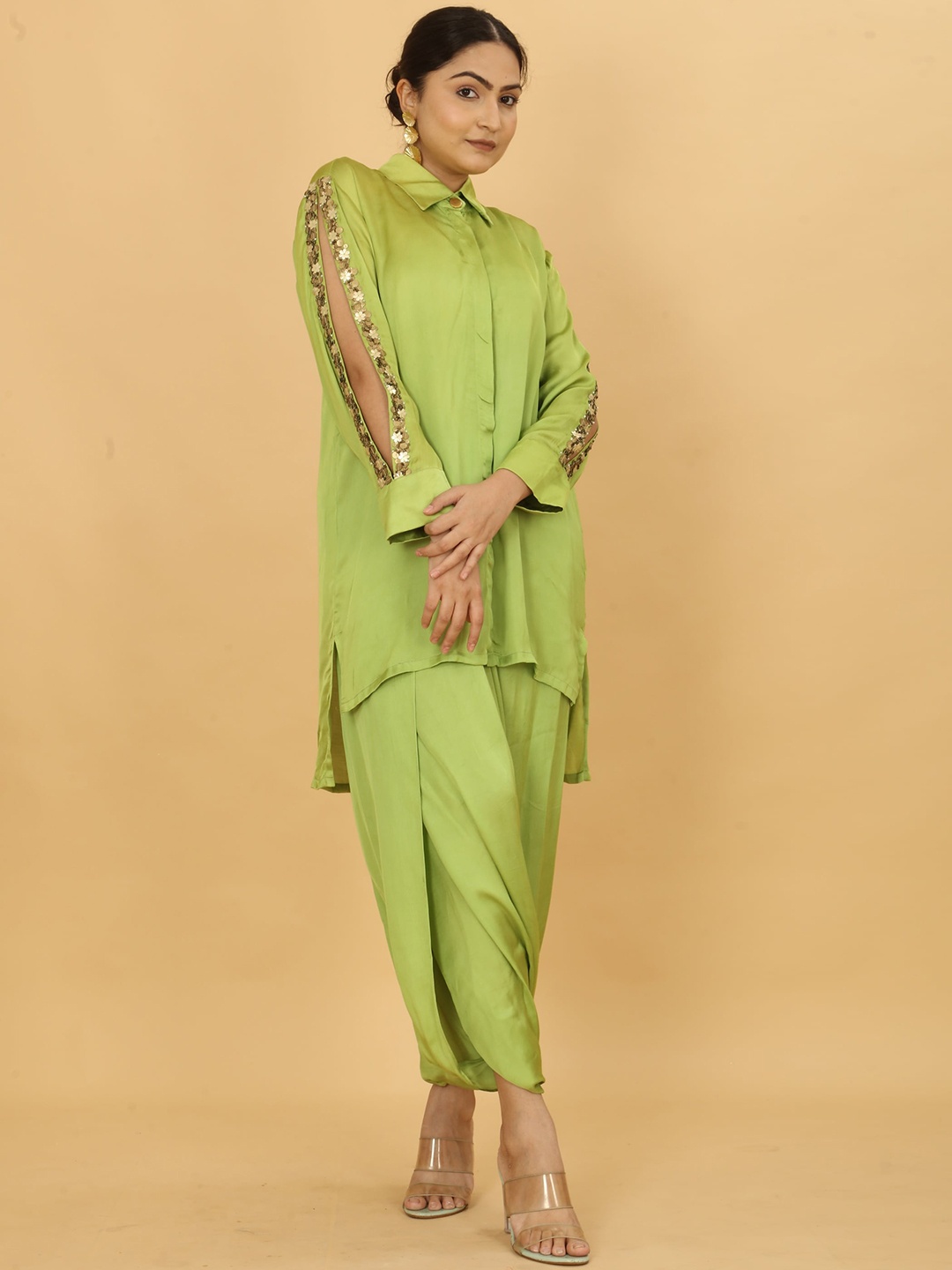 

POSHAAK BY RADHEE MANGUKIYA Shirt Collar Sequinned Pure Cotton Tunic & Dhoti Pants, Green