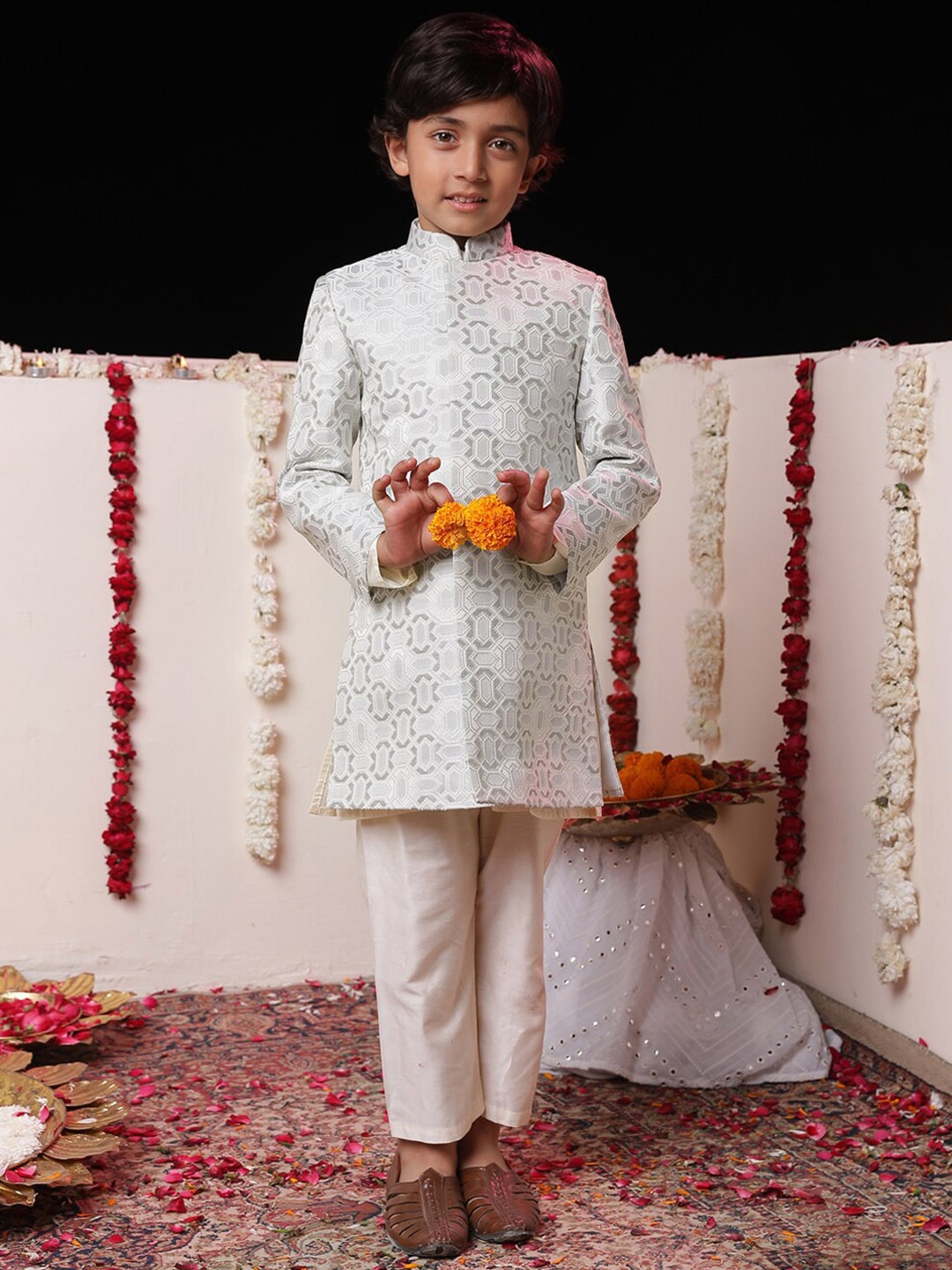 

VASTRAMAY Boys Textured Indowestern sherwani, Grey