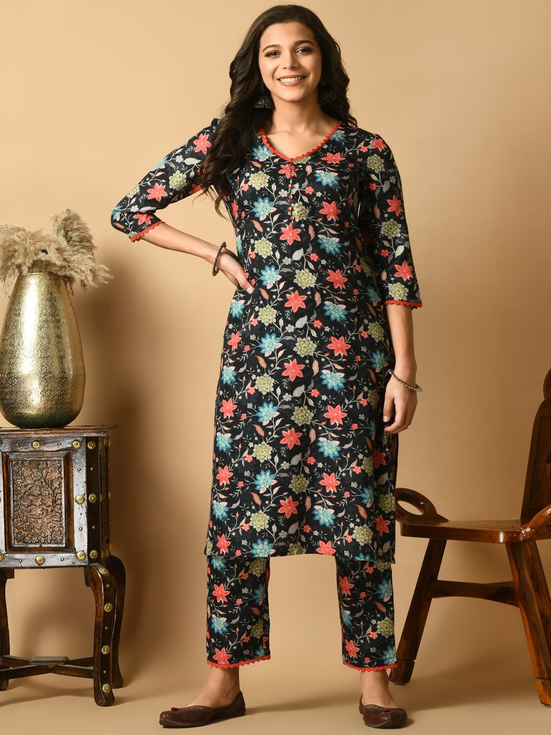 

MEESAN Floral Printed V-Neck Straight Kurta with Trousers, Black
