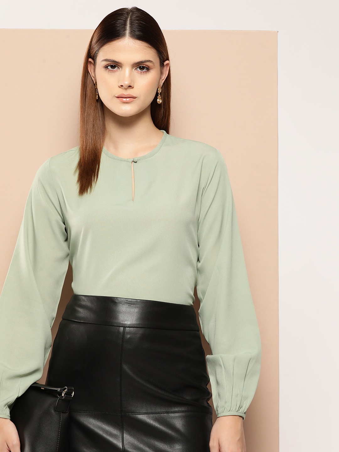 

INVICTUS Keyhole Neck Puff Sleeve Top, Green