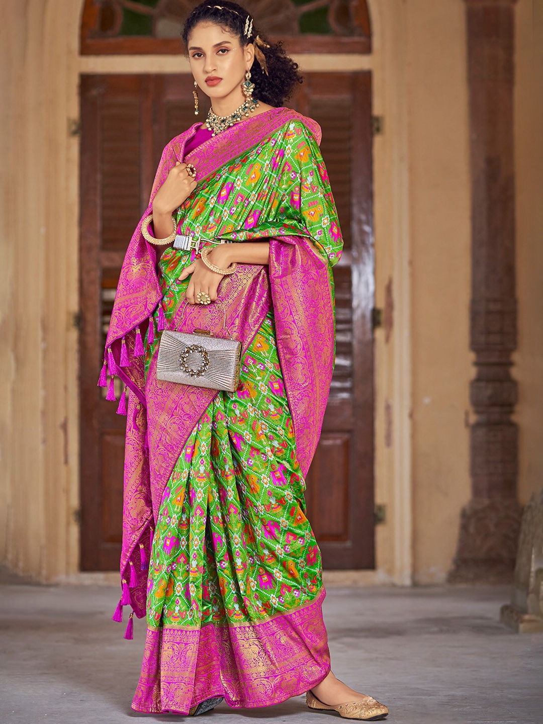 

DEVATITHI Ethnic Motif Printed Patola Saree, Pink