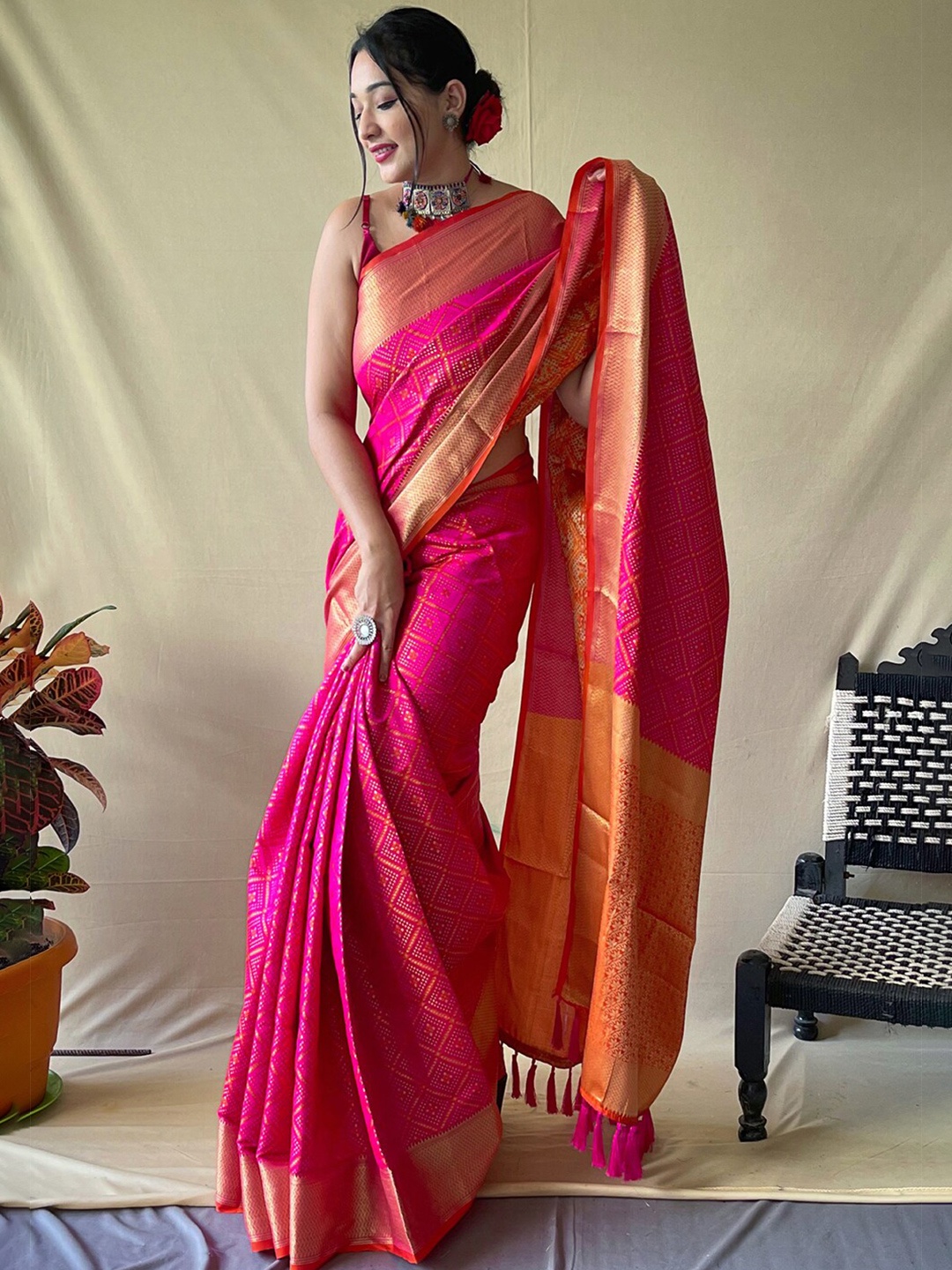 

DEVATITHI Bandhani Printed Zari Patola Saree, Magenta