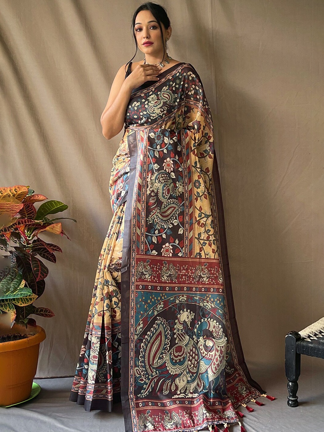 

DEVATITHI Kalamkari Printed Saree, Yellow