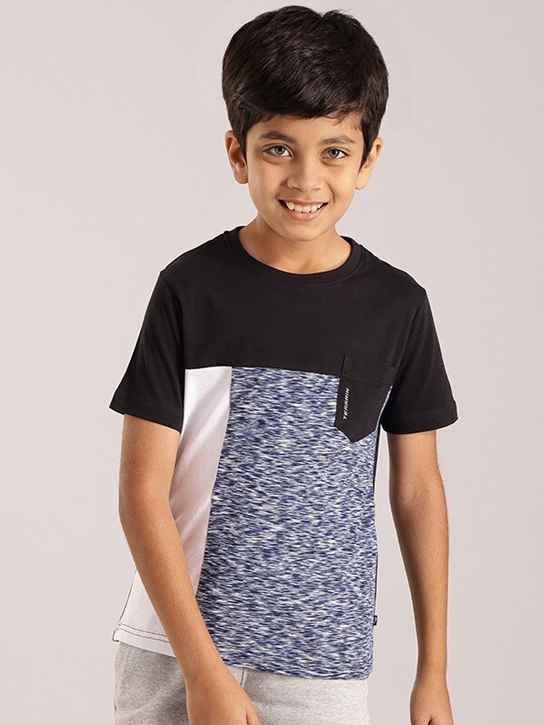 

Indian Terrain Boys Colourblocked Pure Cotton T-shirt, Black