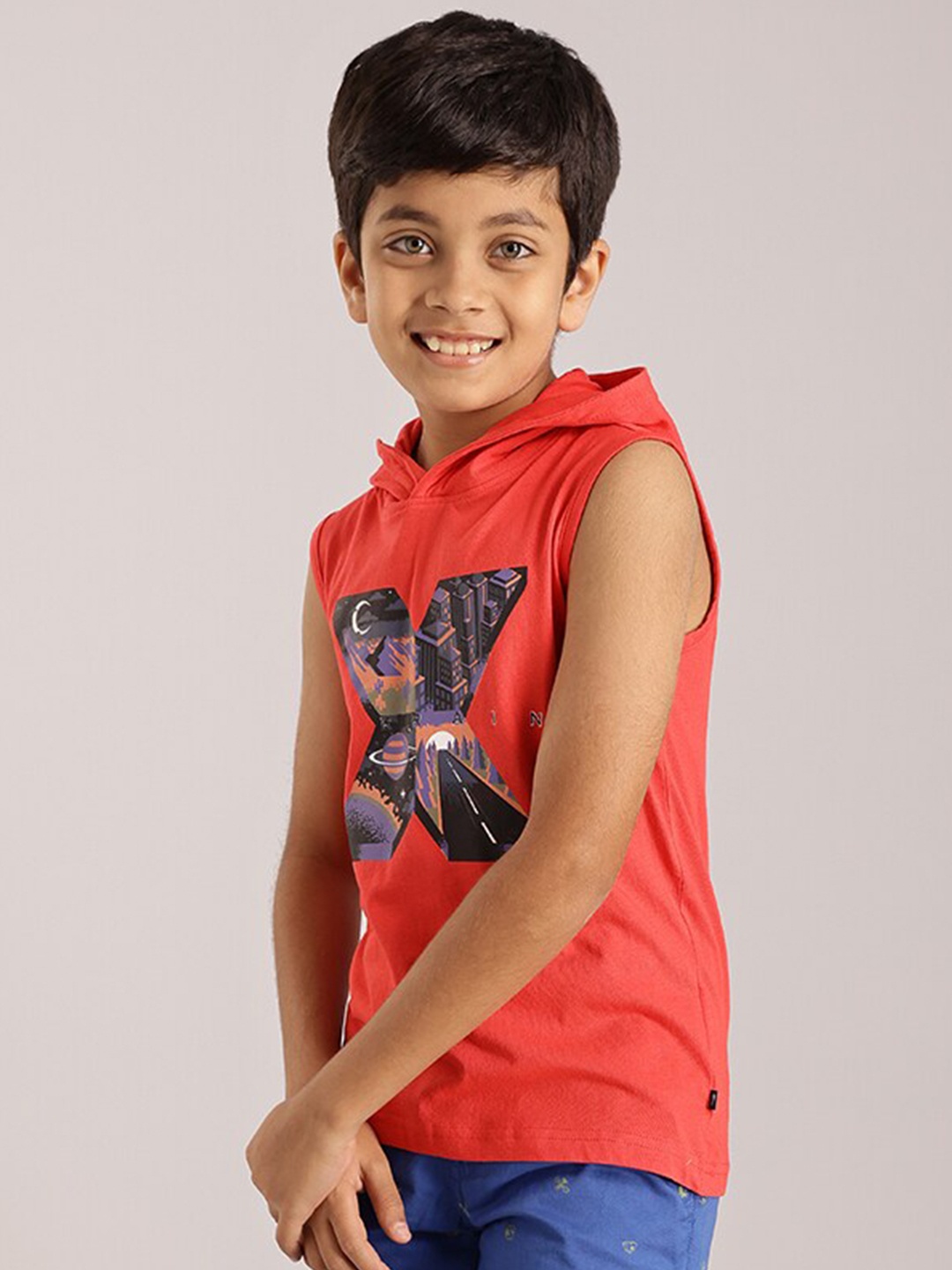 

Indian Terrain Boys Graphic Printed Hooded Pure Cotton T-shirt, Red