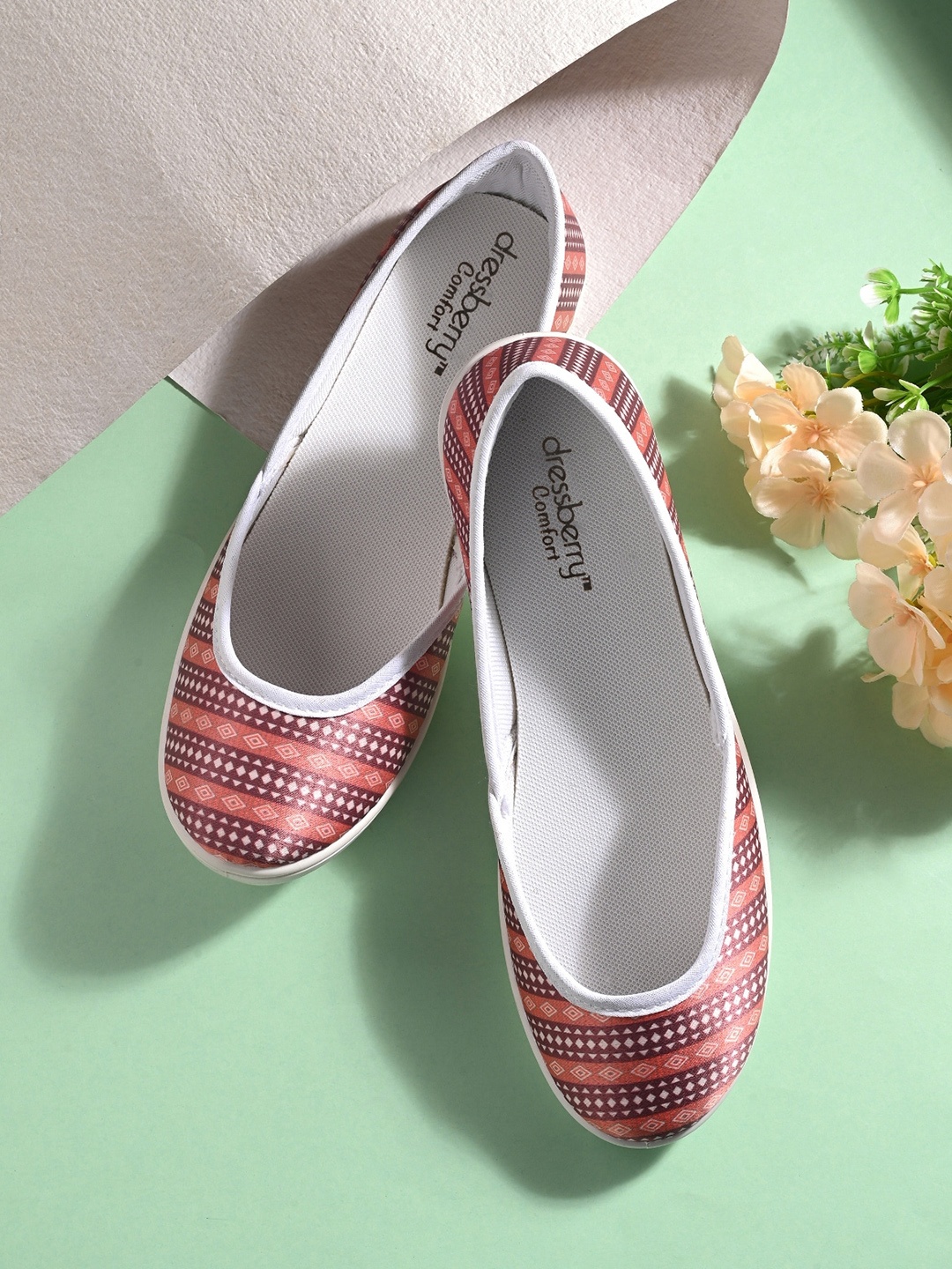 

DressBerry Brown & White Round Toe Ballerinas