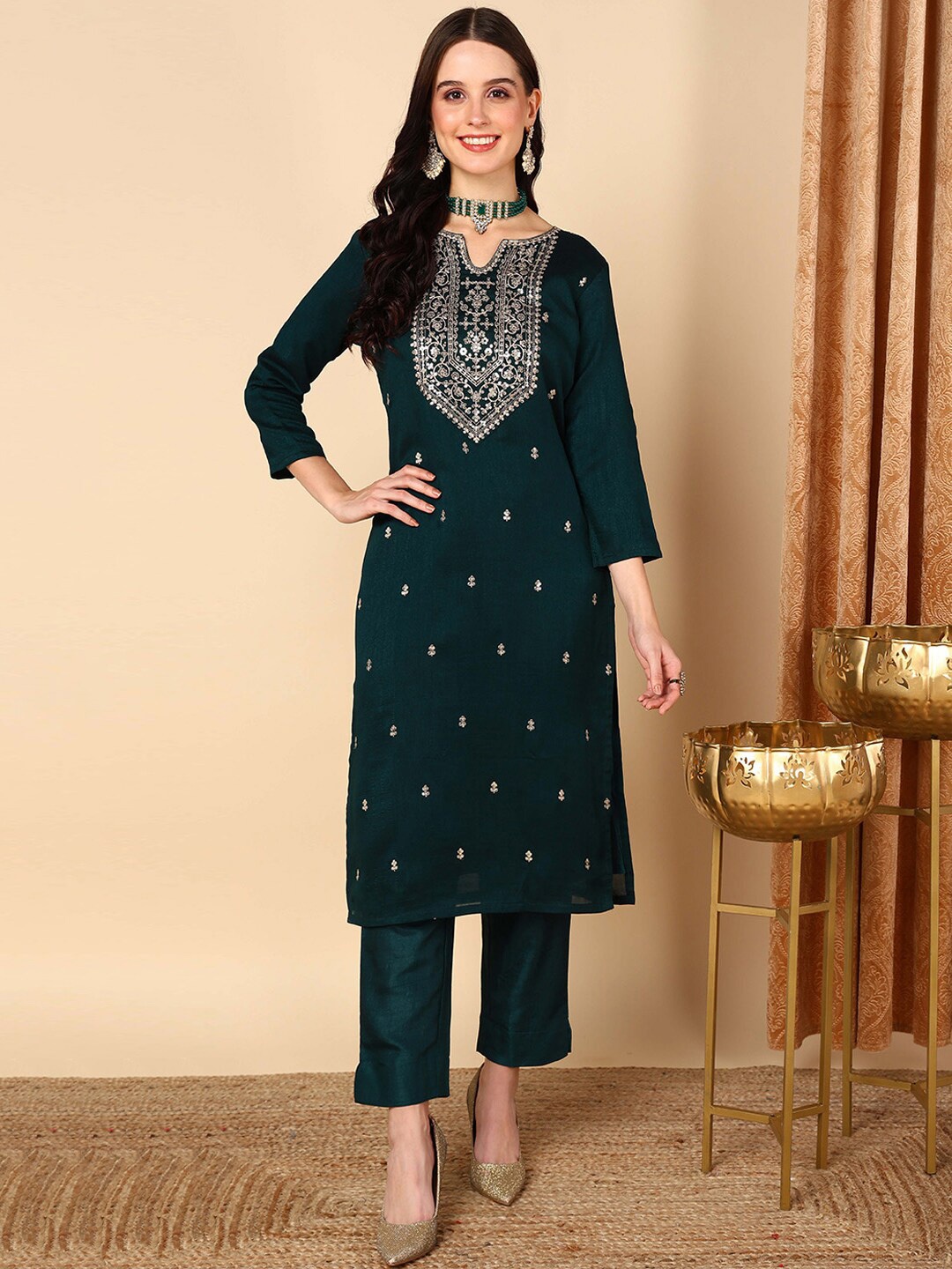 

AHIKA Ethnic Motifs Embroidered Sequinned Straight Kurta, Green