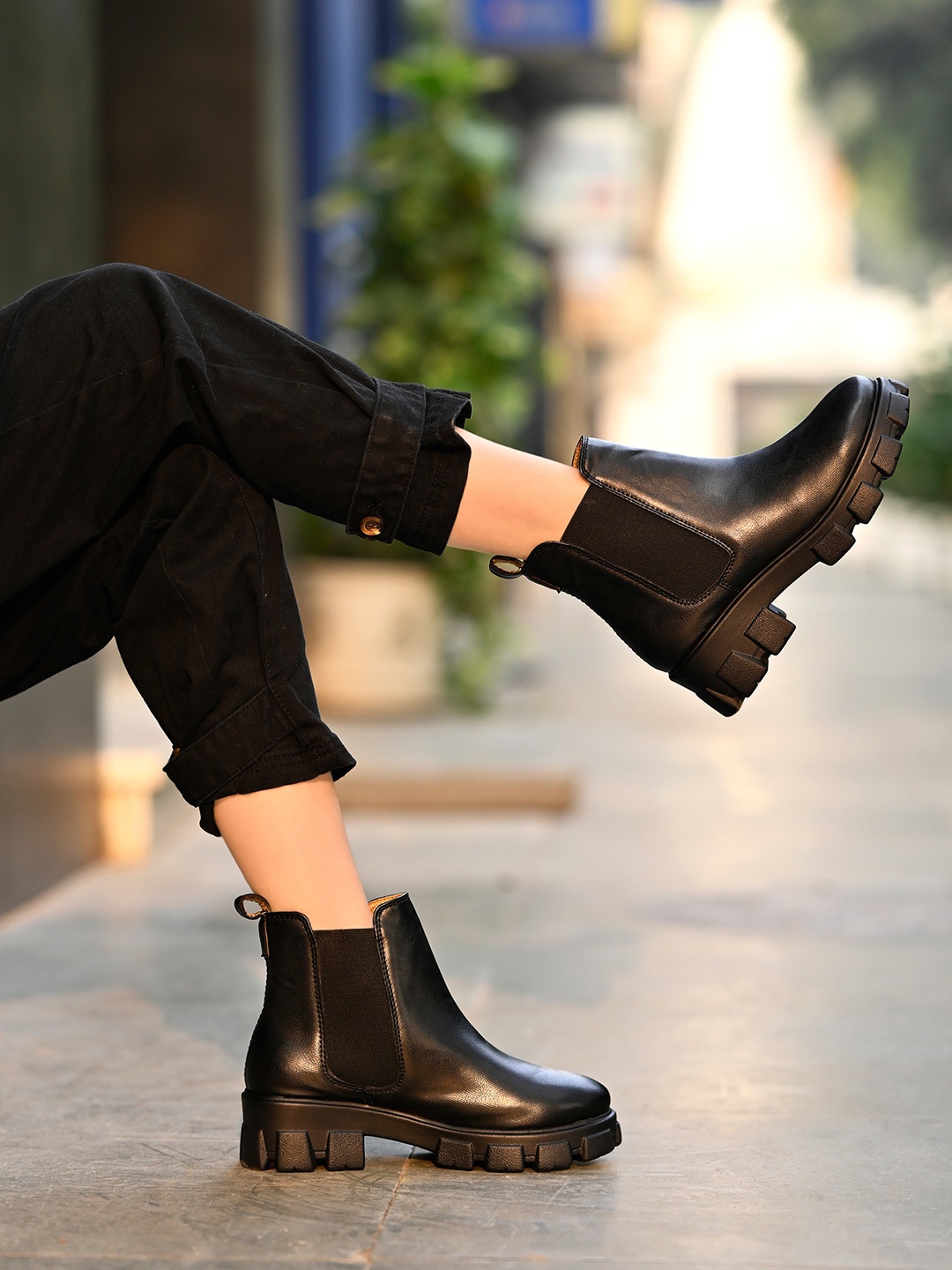 

Shoetopia Women Heeled Mid-Top Chelsea Boots, Black