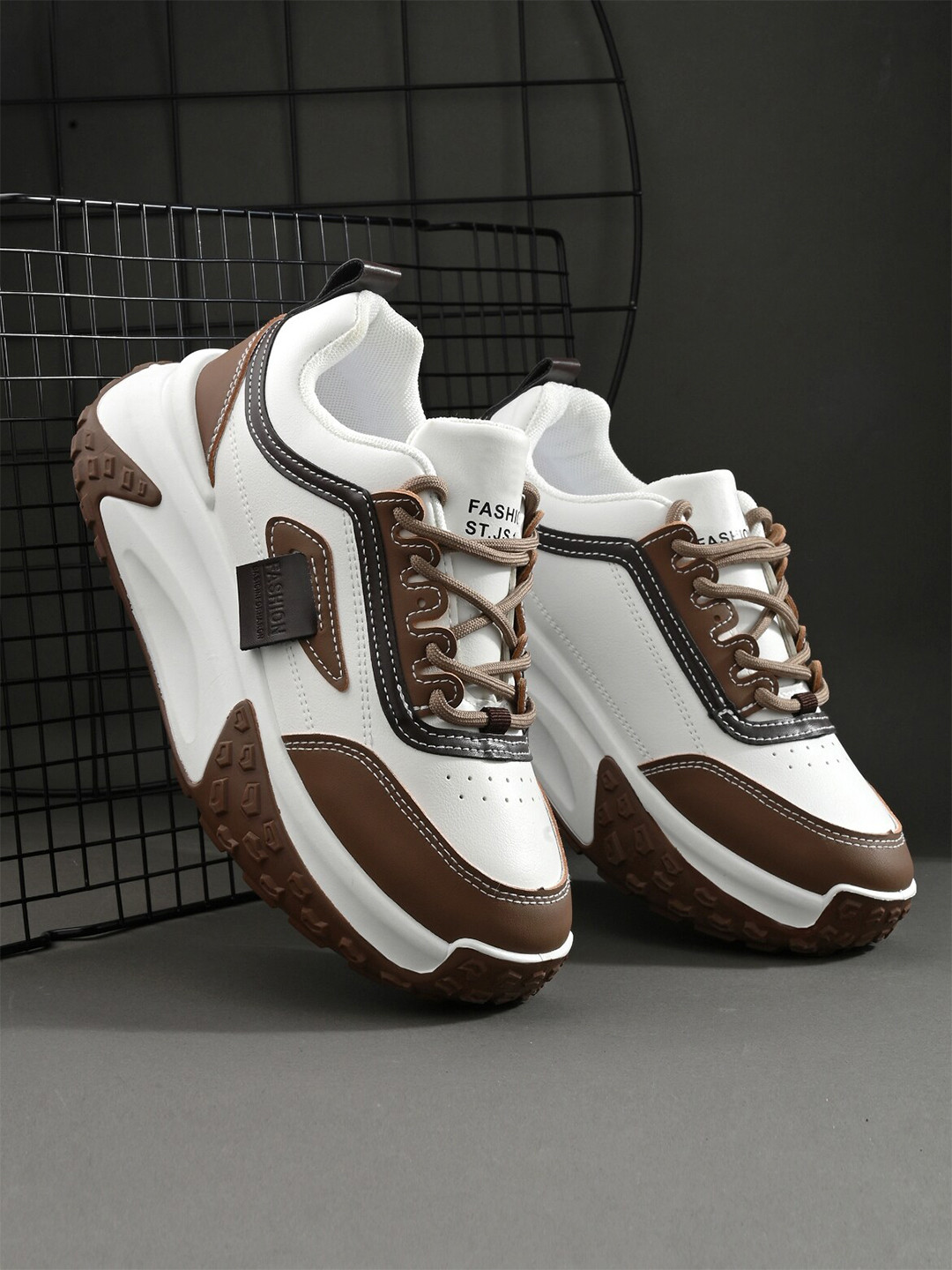 

Roadster Women White & Brown Lightweight Running Shoes