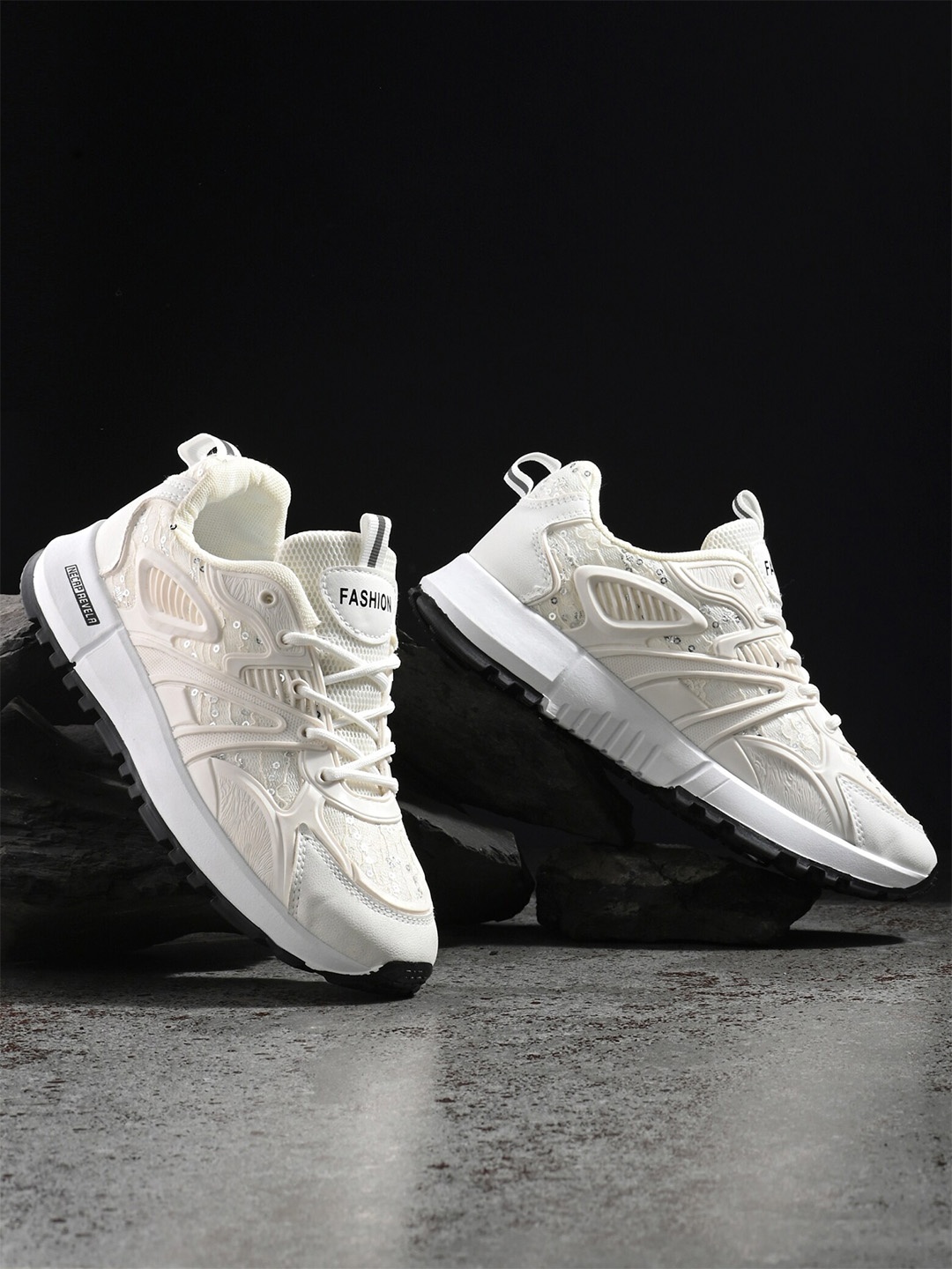 

The Roadster Lifestyle Co. Women Textured Lightweight Running Shoes, White