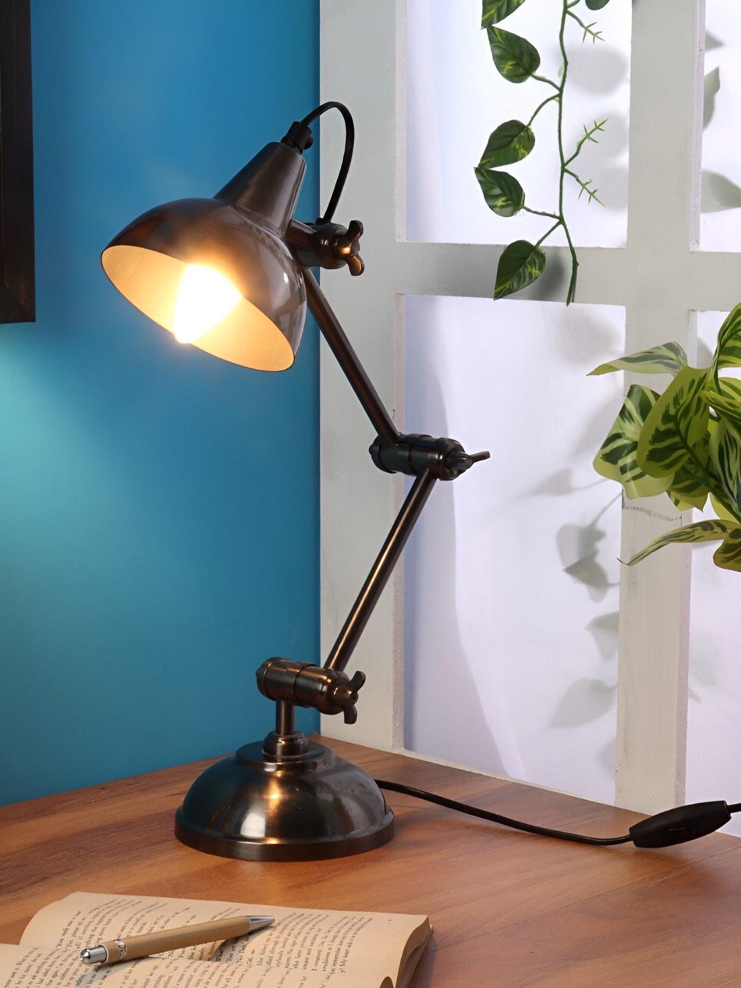 

Decor de Maison Black Metal Triple Adjustable Contemporary Table Lamp