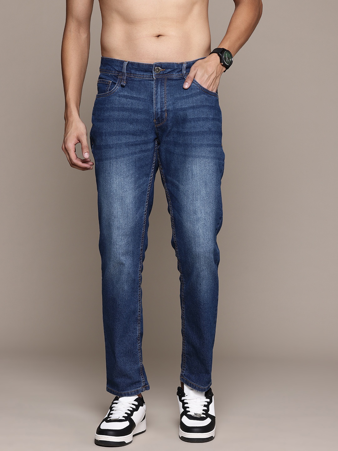 

The Roadster Lifestyle Co. Men Light Fade Stretchable Slim Fit Jeans, Navy blue