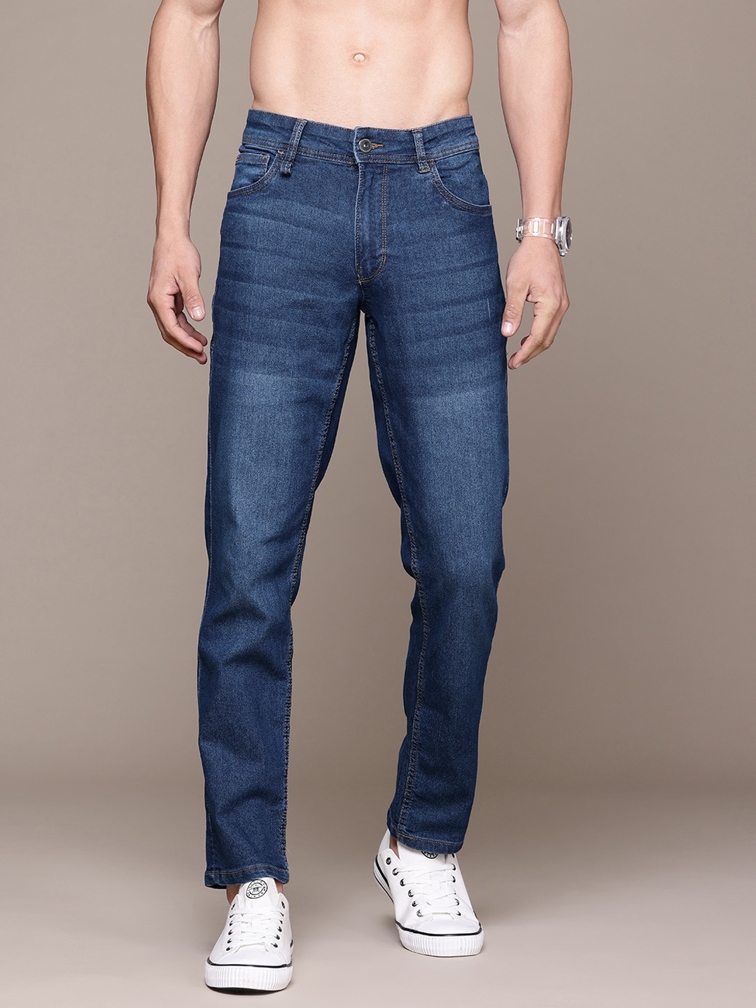 

The Roadster Lifestyle Co. Men Slim Fit Light Fade Stretchable Jeans, Blue