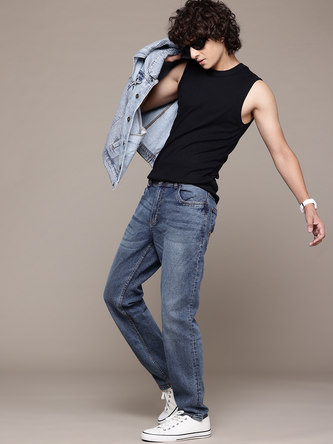 

The Roadster Lifestyle Co. Men Relaxed Fit Light Fade Jeans, Blue