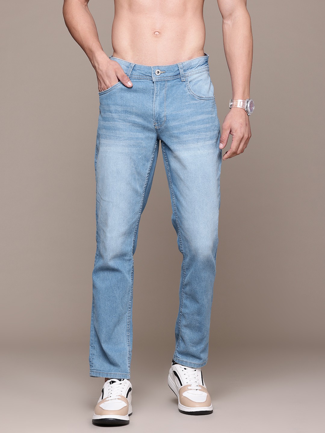 

The Roadster Lifestyle Co. Men Slim Fit Light Fade Stretchable Jeans, Blue