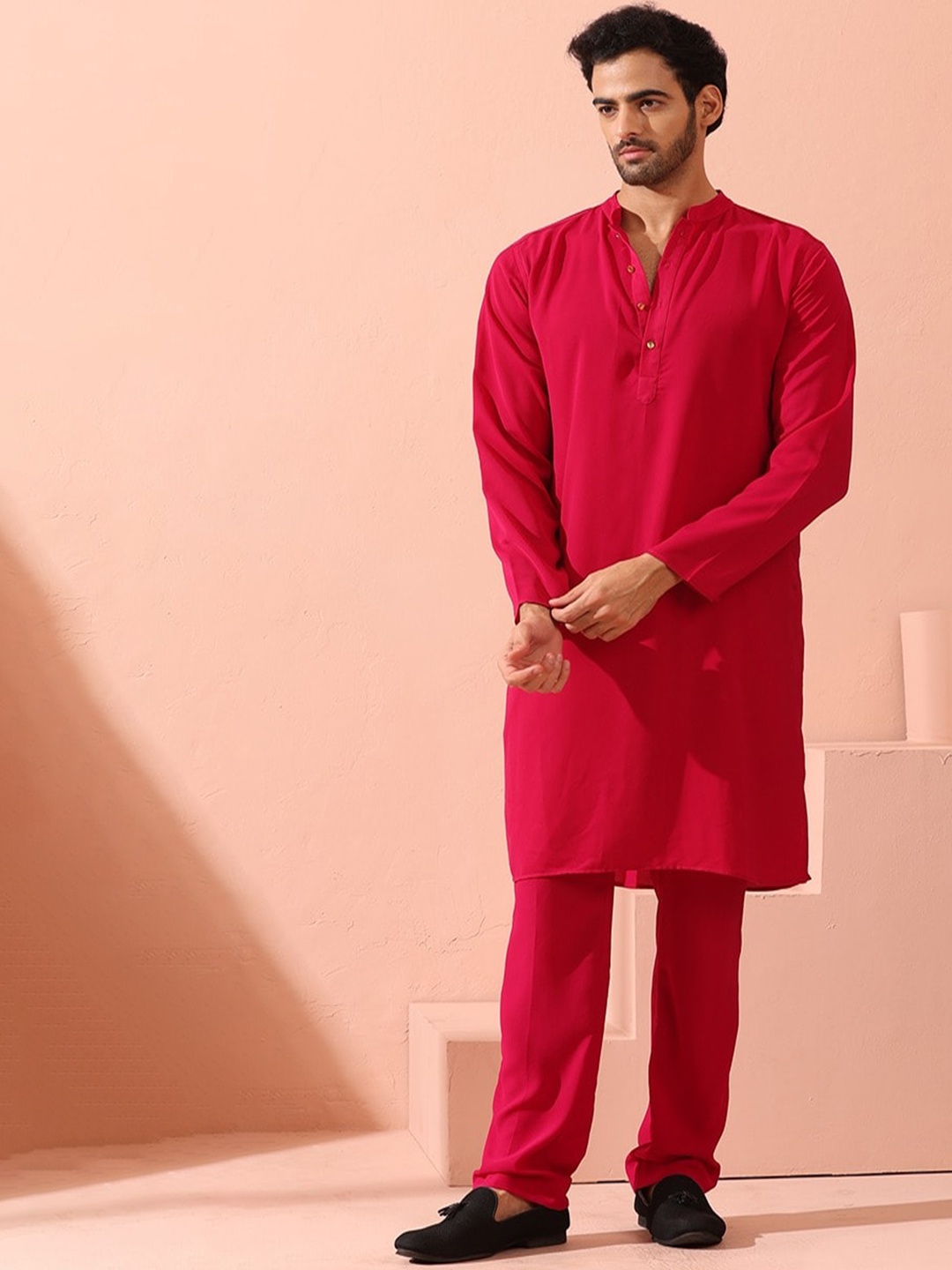 

Swtantra Mandarin Collar Velvet Kurta, Fuchsia