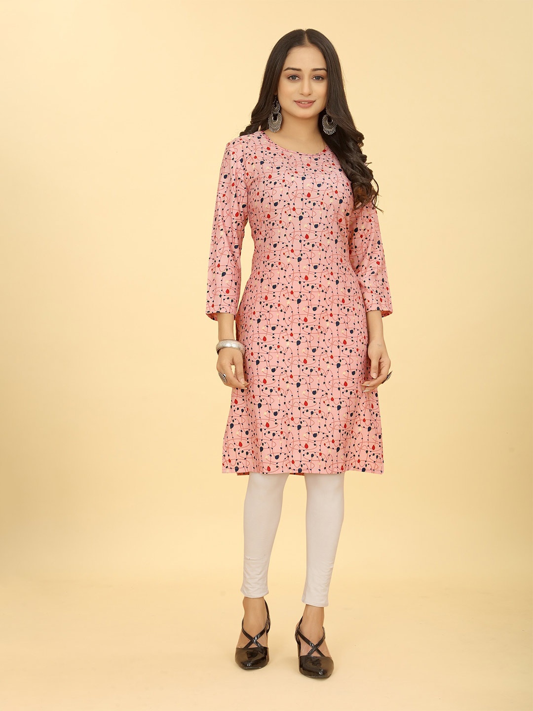 

SAKSHIPRIYA Geometric Printed Three-Quarter Sleeve Straight Crepe Kurta, Pink