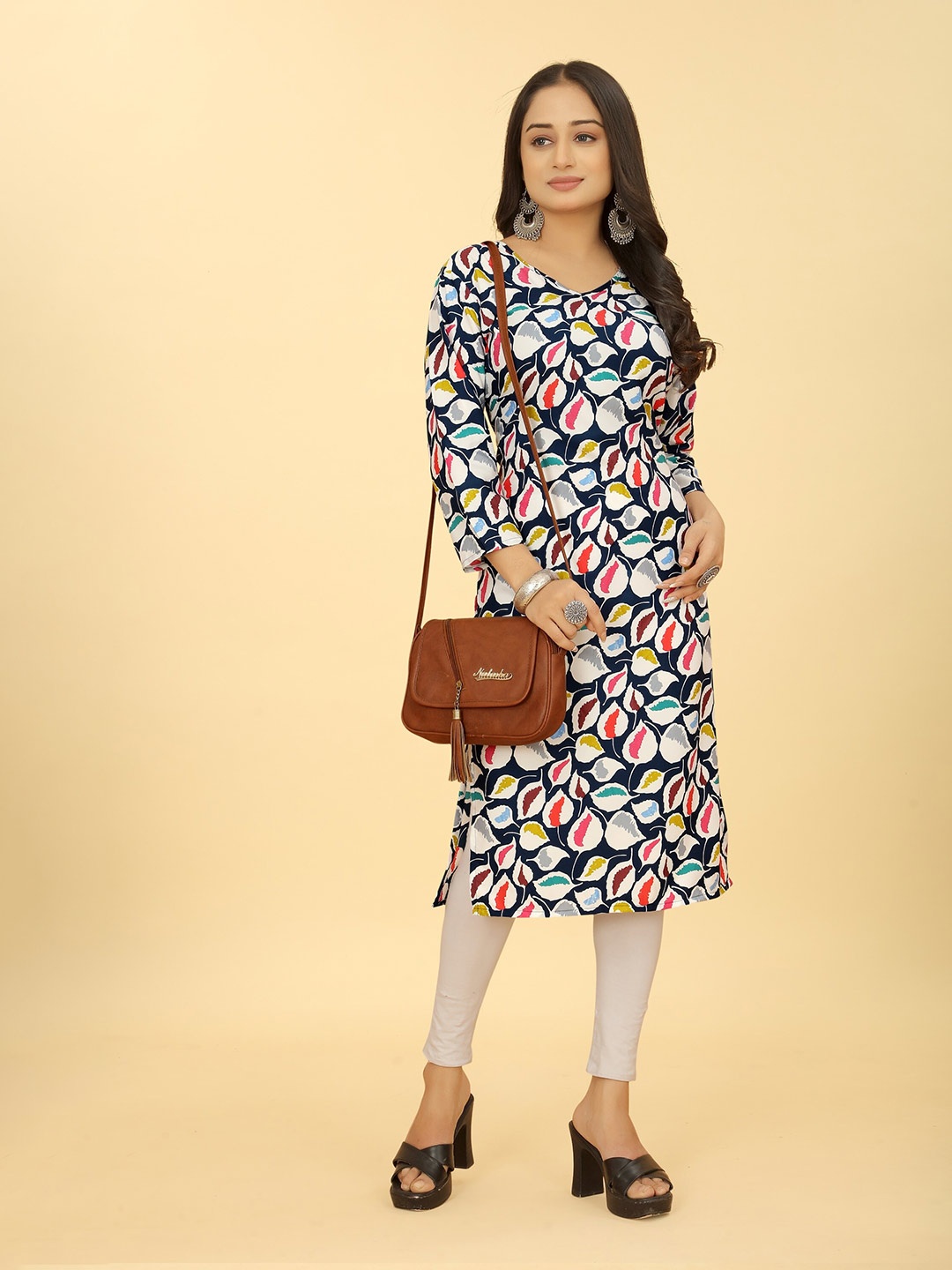 

SAKSHIPRIYA Floral Printed Straight Kurta, Black