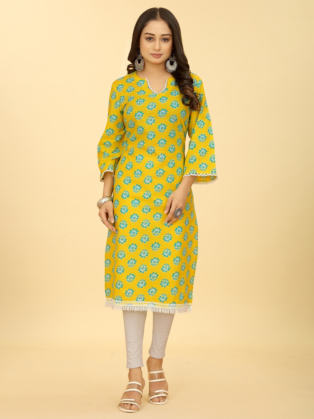 

SAKSHIPRIYA Floral Printed V-Neck Kurta, Yellow