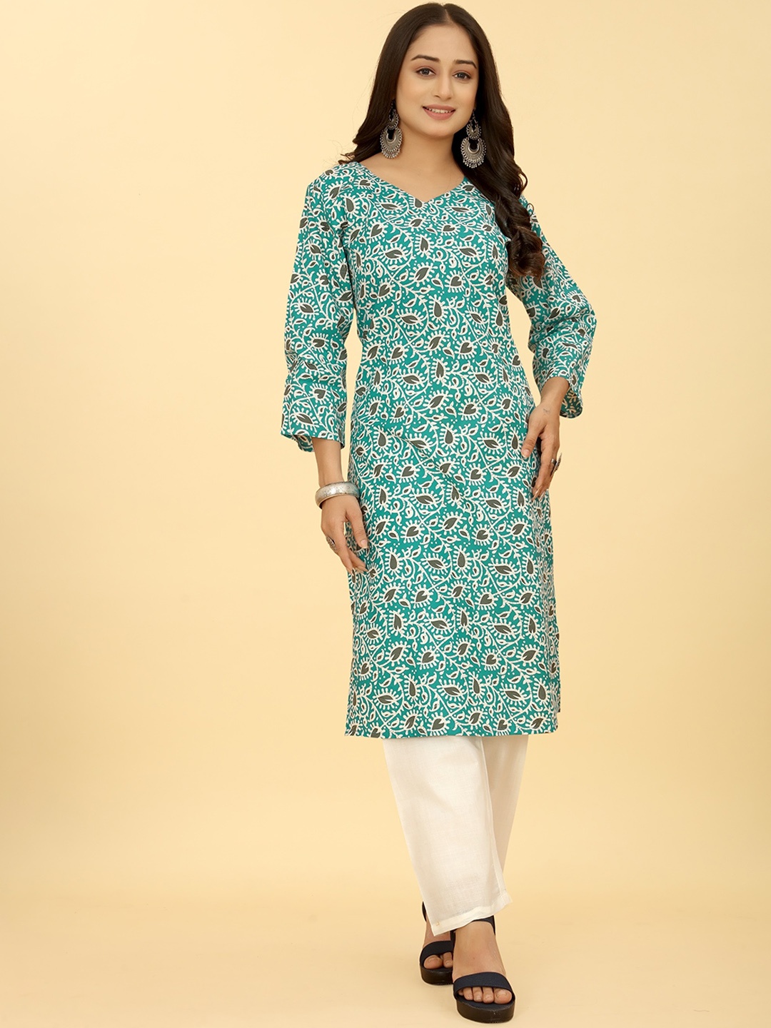 

SAKSHIPRIYA Floral Printed Straight Kurta with Trousers, Blue