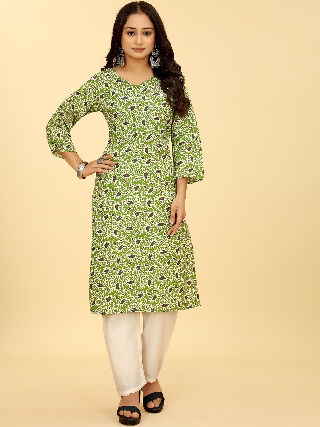 

SAKSHIPRIYA Floral Printed Straight Kurta with Trousers, Green