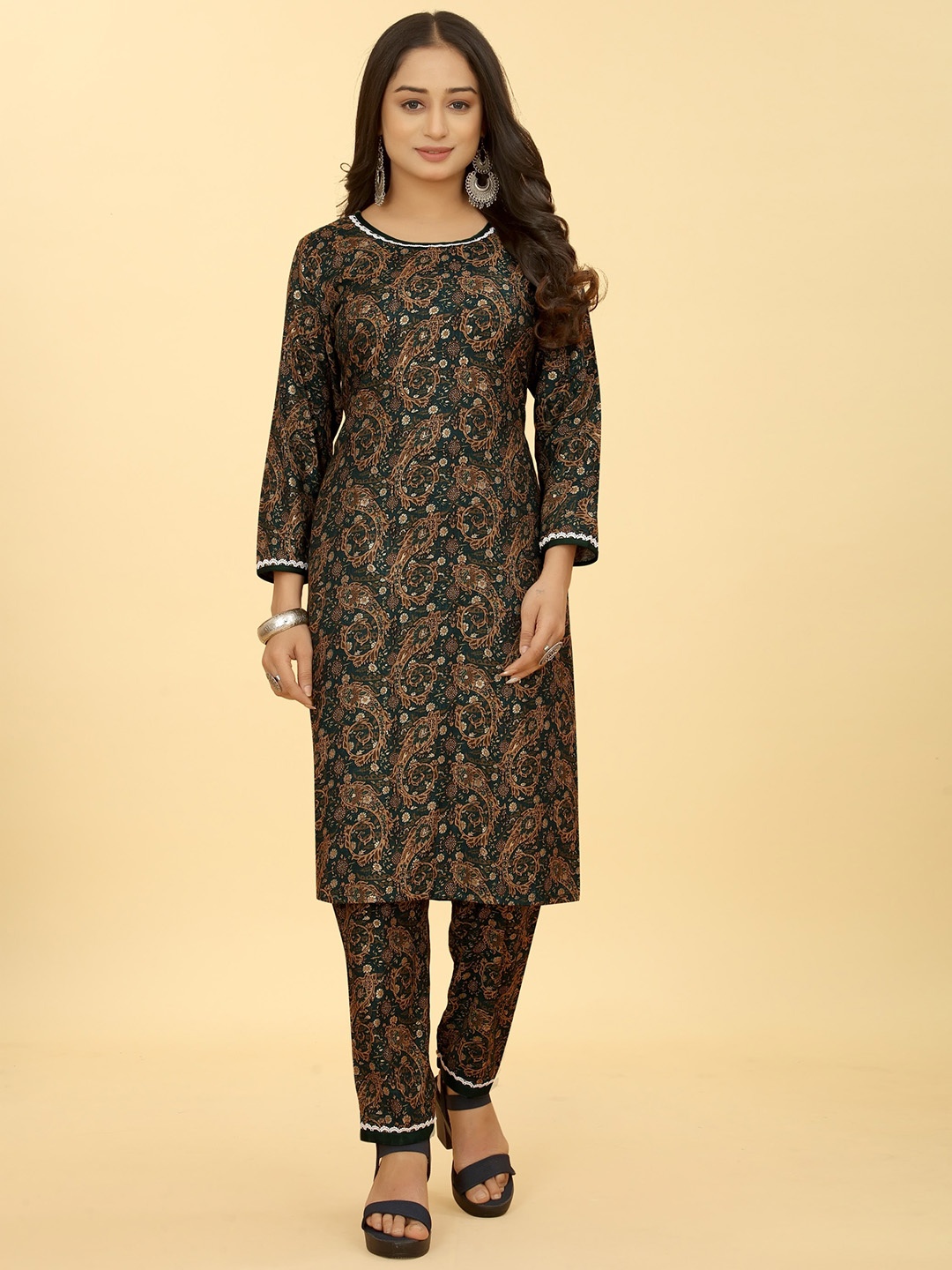 

SAKSHIPRIYA Ethnic Motifs Printed Straight Kurta With Trousers, Black