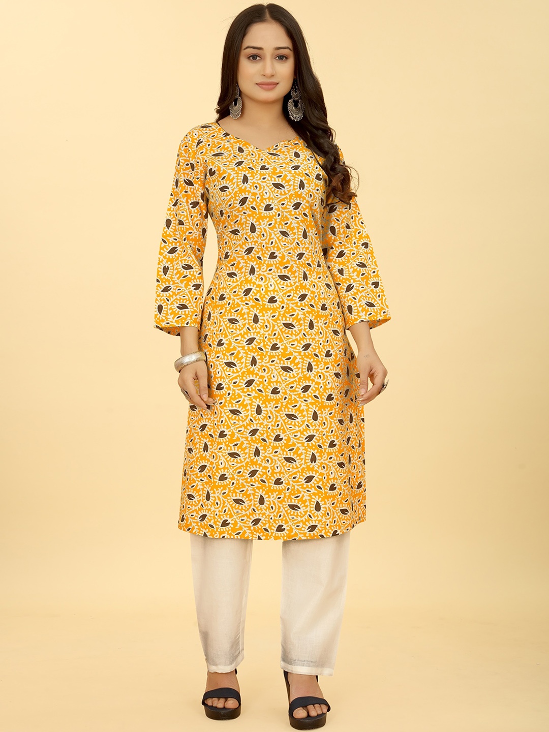 

SAKSHIPRIYA Floral Printed Straight Kurta With Trousers, Yellow