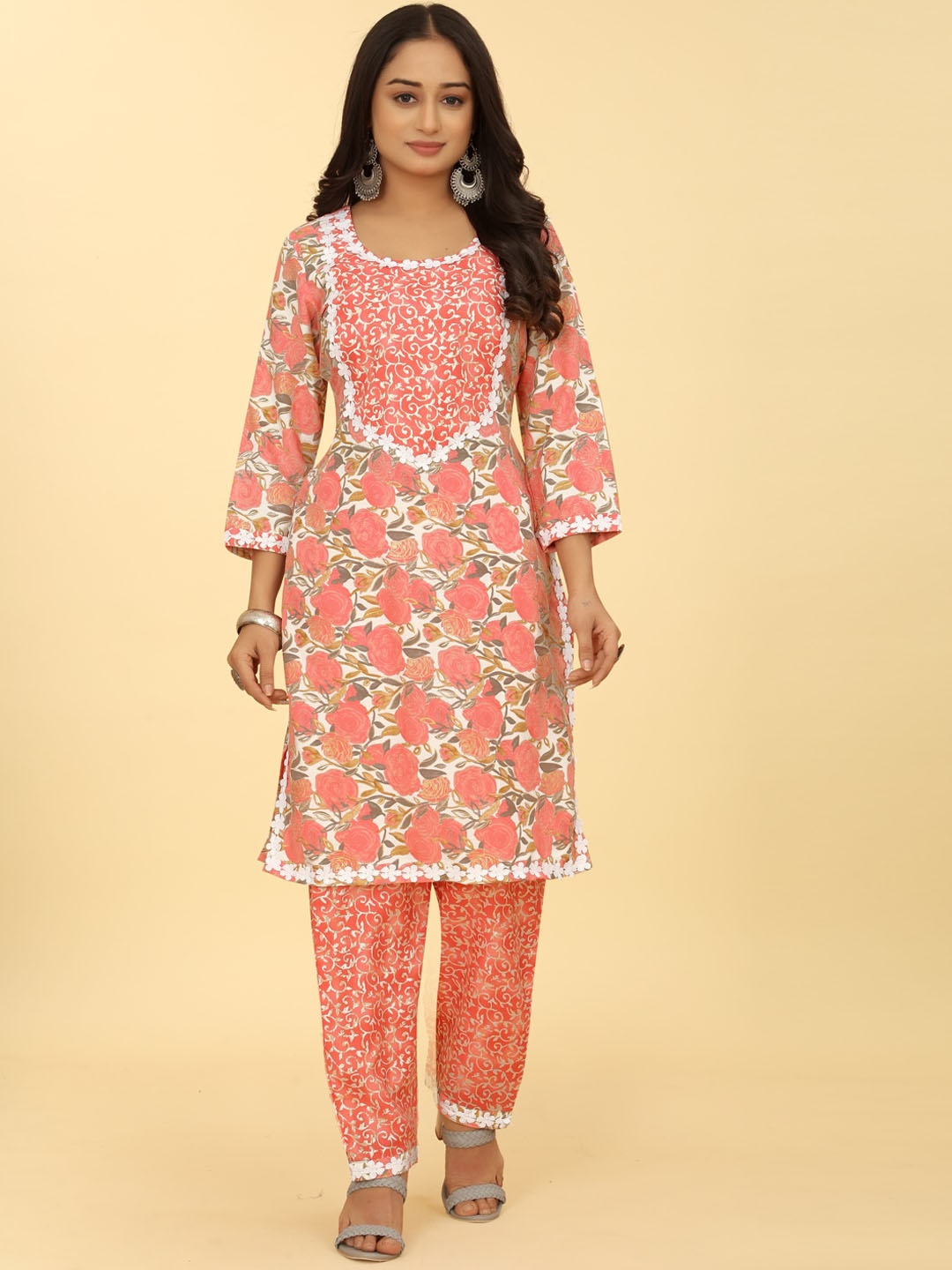 

SAKSHIPRIYA Floral Printed Straight Kurta With Trousers, Peach