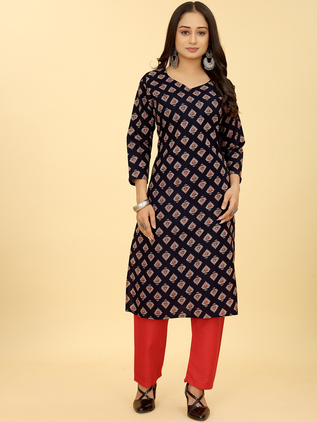 

SAKSHIPRIYA Ethnic Motifs Printed Straight Kurta With Trousers, Blue