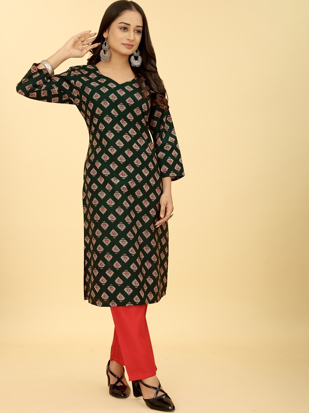 

SAKSHIPRIYA Ethnic Motifs Printed Straight Kurta With Trousers, Green