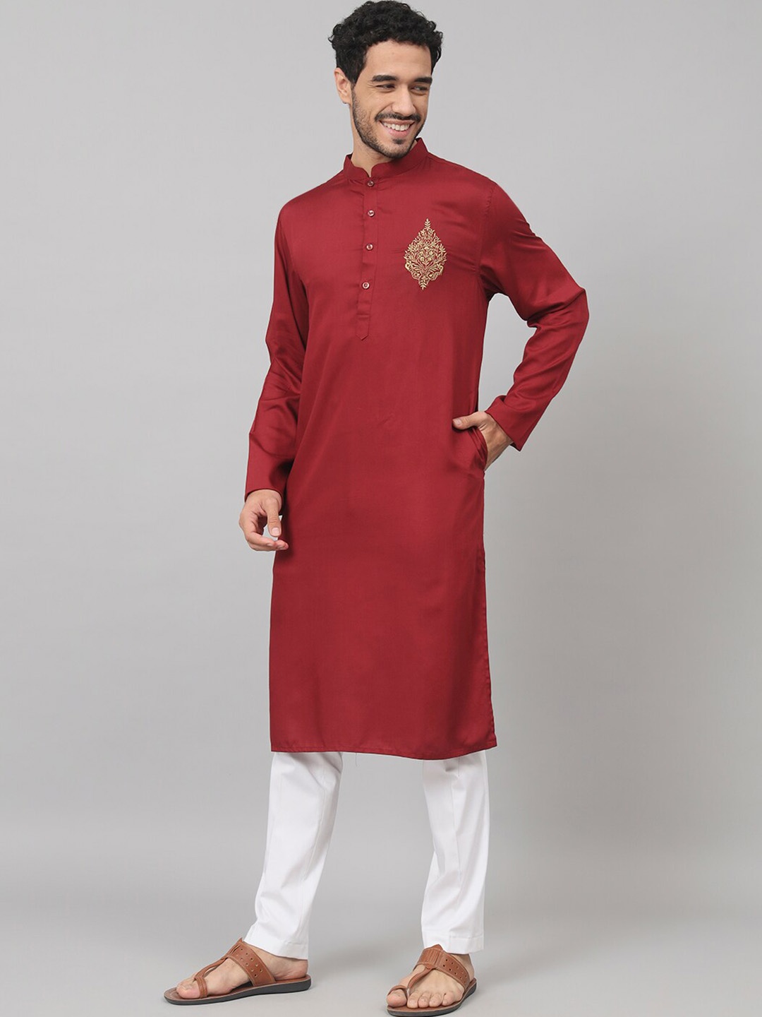 

HILO DESIGN Ethnic Motifs Embroidered Mandarin Collar Cotton Straight Kurta, Maroon