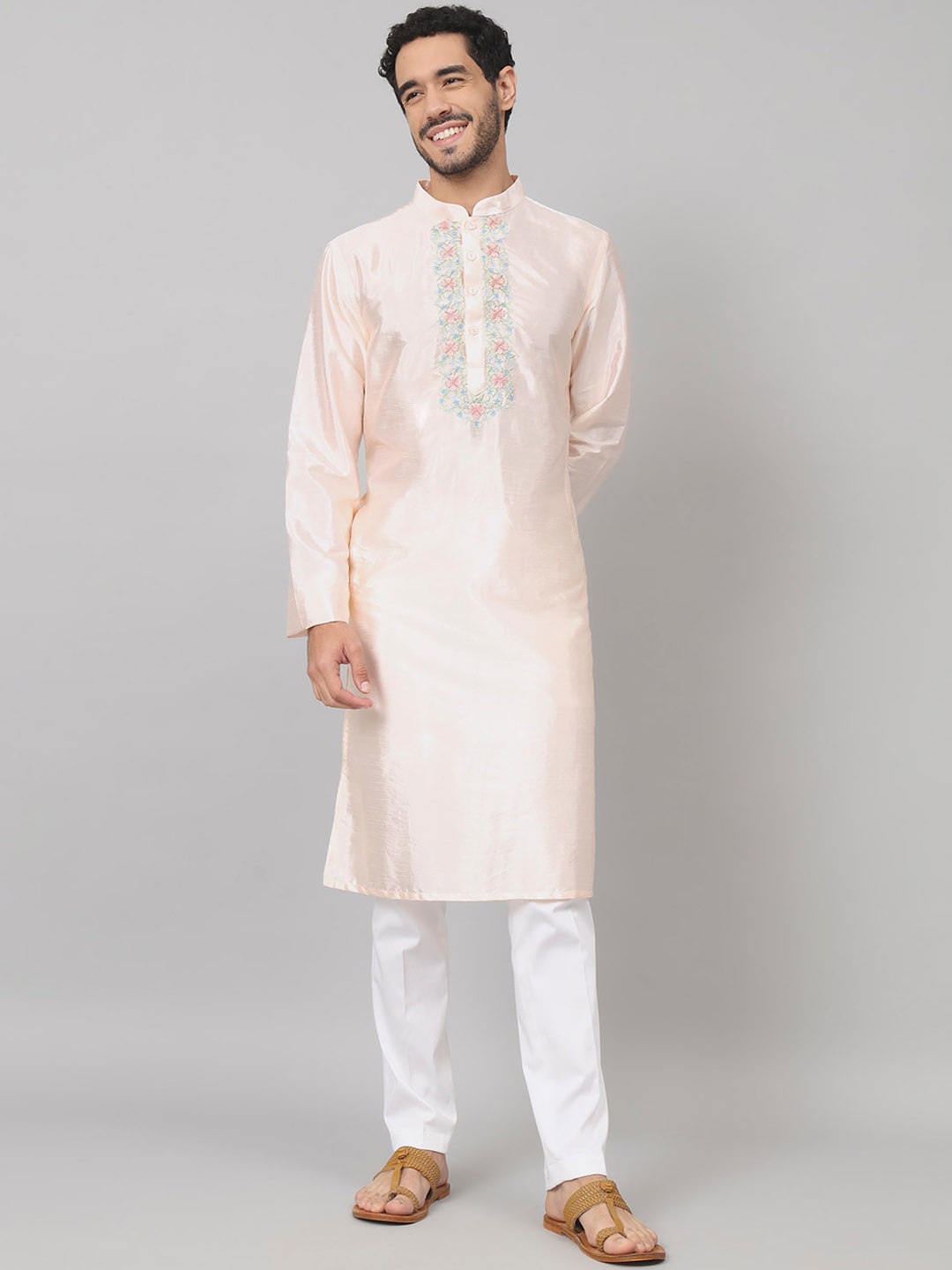 

HILO DESIGN Ethnic Motifs Embroidered Mandarin Collar Cotton Silk Kurta, Peach