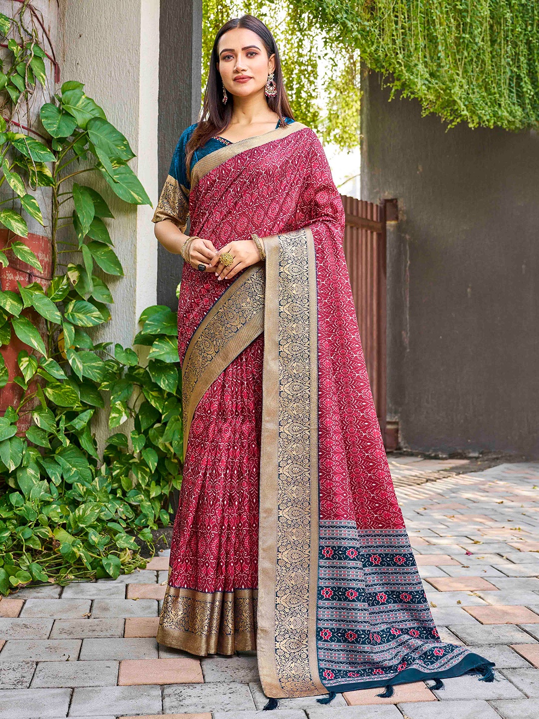 

CHANSI Geometric Printed Saree, Maroon