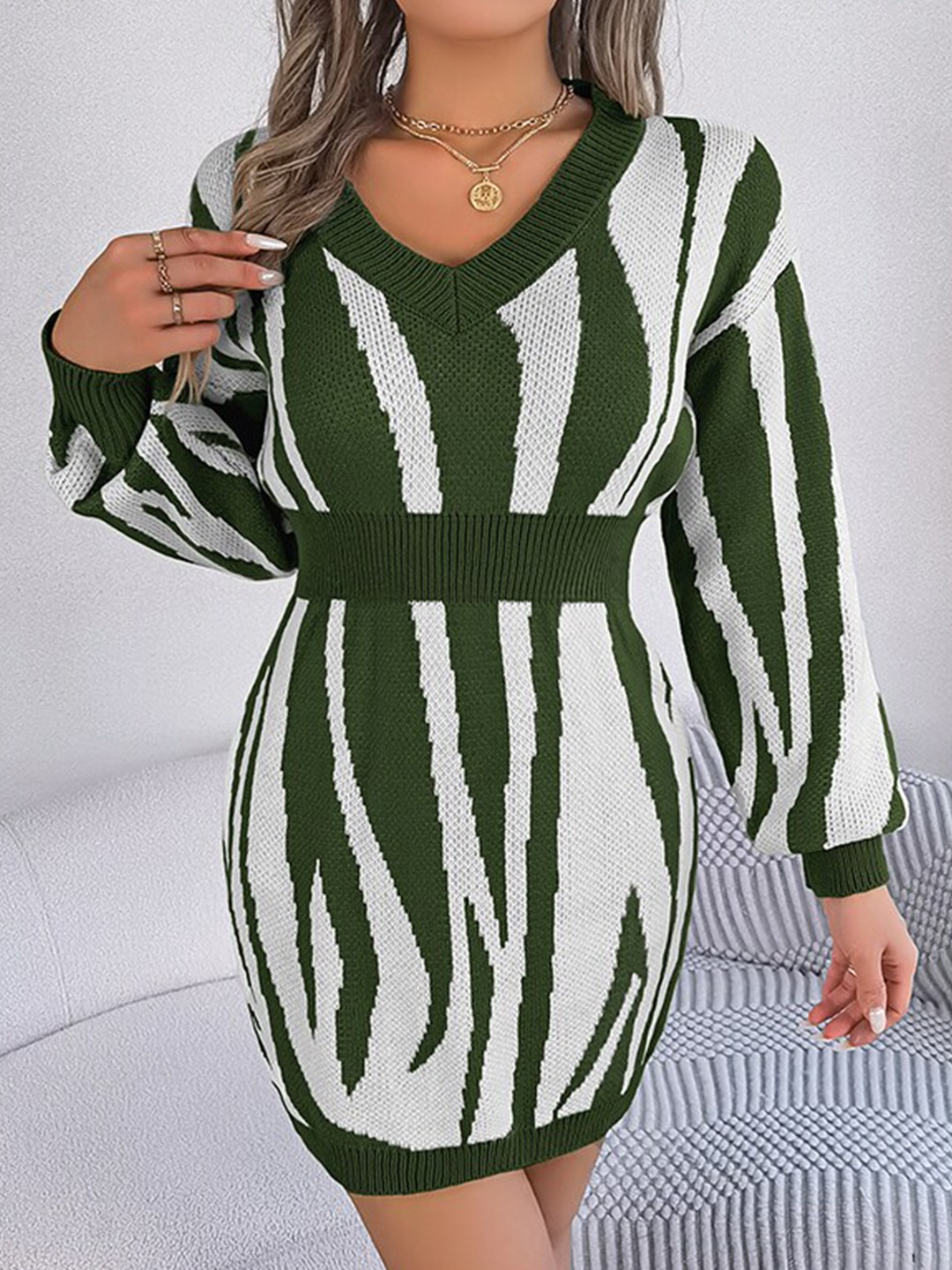 

StyleCast Green V-Neck Abstract Printed Acrylic Sheath Mini Dress