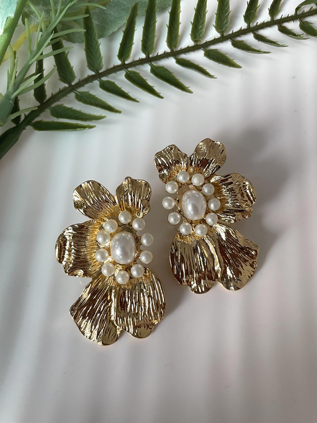

ISHKAARA Gold-Plated Pearl Beaded Floral Studs Earrings